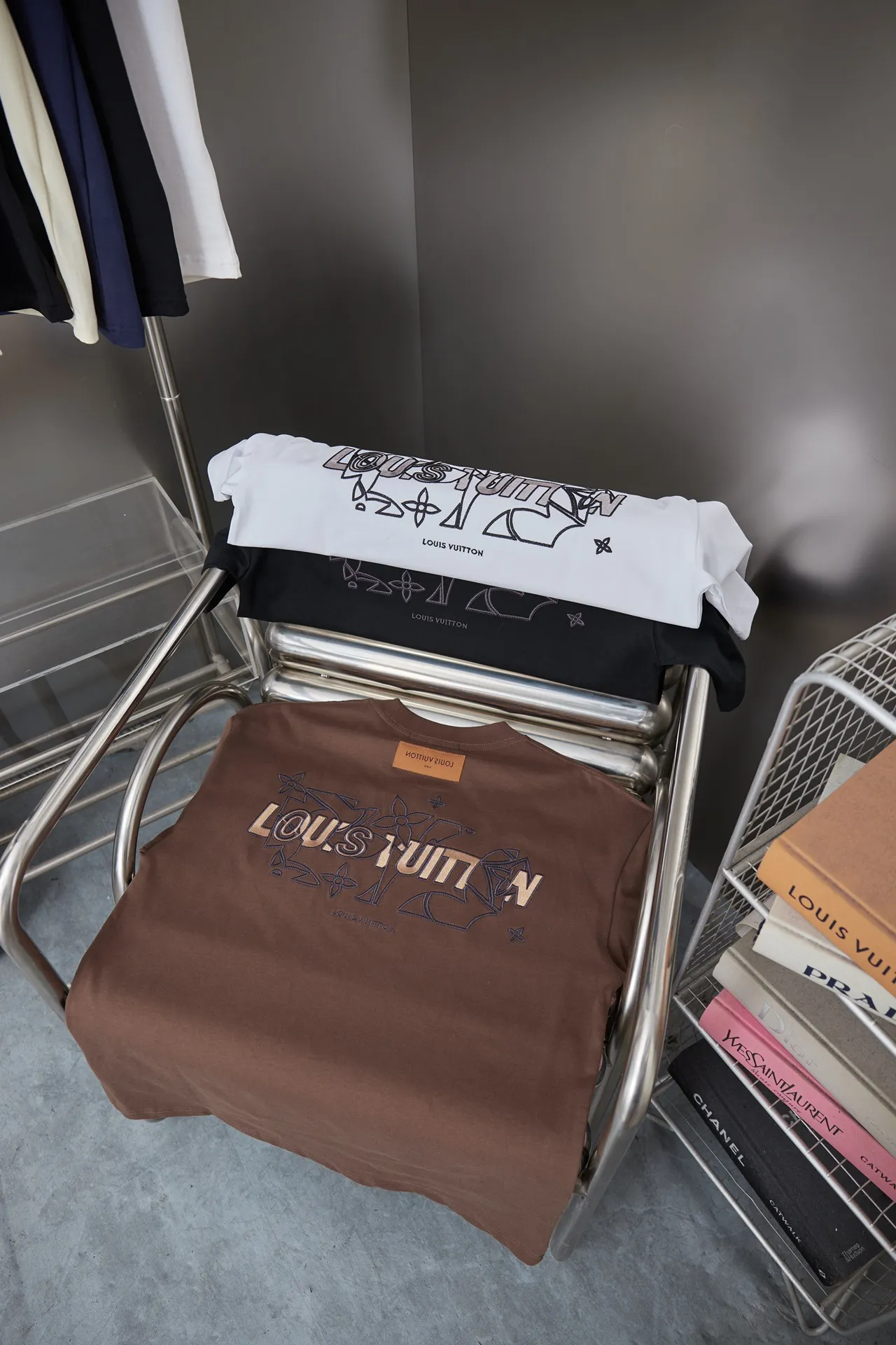 🅿️180 1V 25SS early spring new style short sleeves with embroidered letters, light luxury, a must-have item for daily commuting for men and women, correct version, welcome to compare, detailed features · 320g 100% pure cotton double yarn jersey fabric · Custom dyed in the same cylinder, special thickening 32 pieces, double-strand 1X1 thread · Imported Tajima machine embroidery with various techniques to embroider the letter logo · Double needle stitching across the seam process · Original main mark, washed tag, brand moisture-proof paper packaging Color: black/white/brown Size: S/M/L/XL